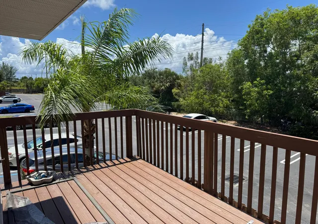 2nd image of 637 Executive Ctr Dr, West Palm Beach, FL 33401