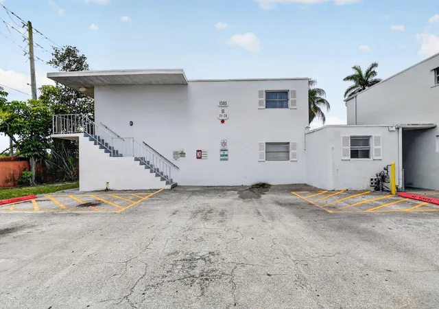 2nd image of 1505 Crescent Cir, Lake Park, FL 33403