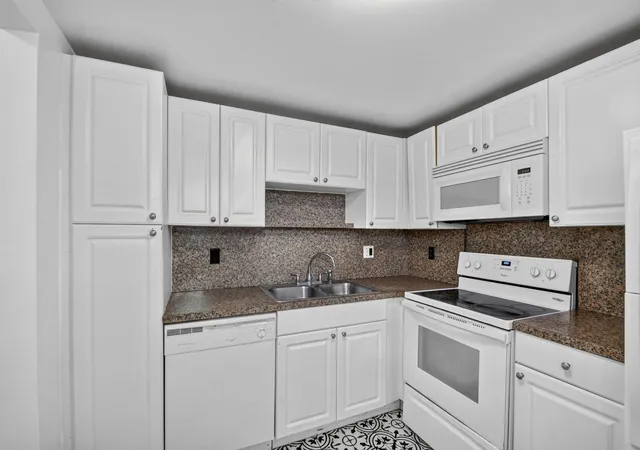 4th image of 1505 Crescent Cir #B24, Lake Park, FL 33403 | MLS# B26050500