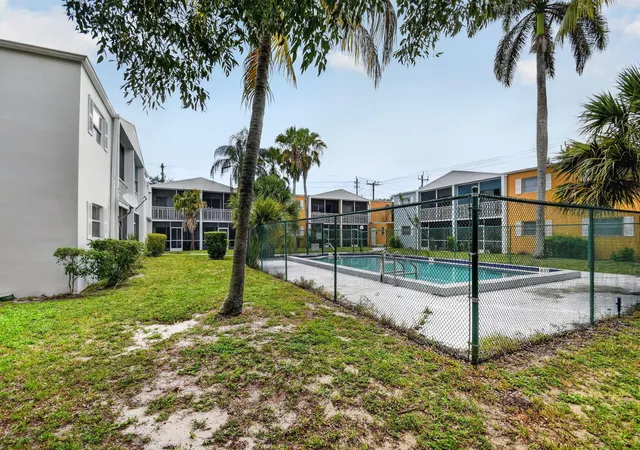 5th image of 1505 Crescent Cir #B24, Lake Park, FL 33403 | MLS# B26050500
