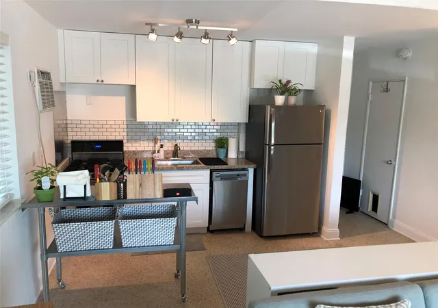 5th image of 900 Se 12Th St, Fort Lauderdale, FL 33316 | MLS# B26050570