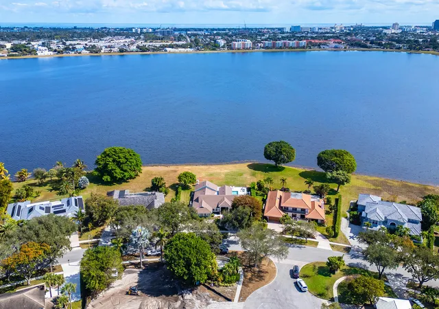 Homes for sale in West Palm Beach, FL | 2308 Embassy Dr, West Palm Beach, FL 33401 | MLS# B26050643
