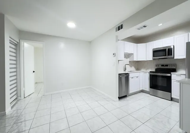 4th image of Quatraine Ii, Miami, FL 33179