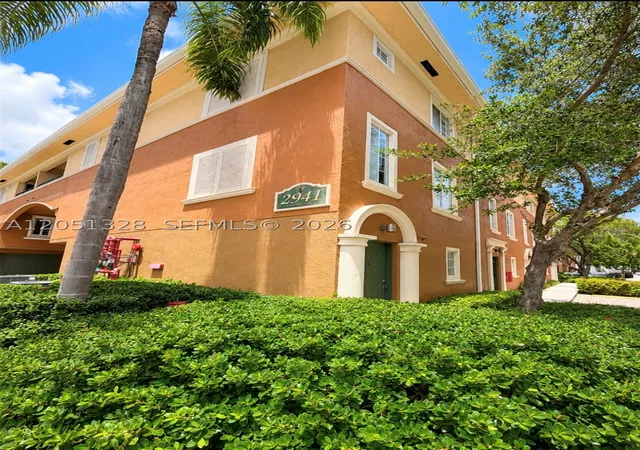 Photo 2 of Townhouse for sale at 2941 Ne 185th St #1311, Aventura, FL 33180 | MLS# A12051328 | Listing updated on 2026-07-28