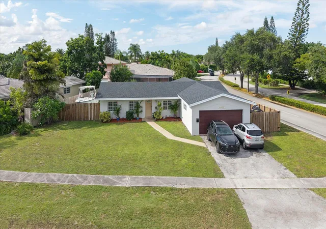 Homes for sale in Hollywood, FL | 4601 W Hawthorne Cir, Hollywood, FL 33021 | MLS# B26050863