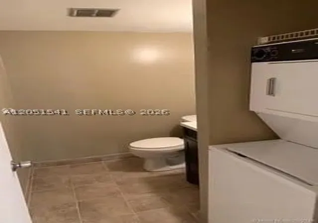 Listing Photo 3 - Condo for sale in building located at 4168 Inverrary Dr, Lauderhill, FL 33319 - Unit #305