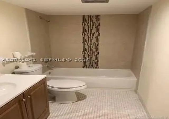 Listing Photo 4 - Condo for sale in building located at 4168 Inverrary Dr, Lauderhill, FL 33319 - Unit #305