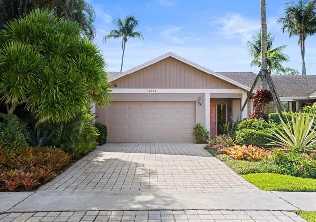 Homes for sale in Wellington, FL | 14372 Horseshoe Tr, Wellington, FL 33414 | MLS# B26051071