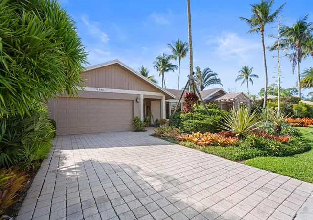 Homes for sale in Wellington, FL | 14372 Horseshoe Tr, Wellington, FL 33414 | MLS# B26051071