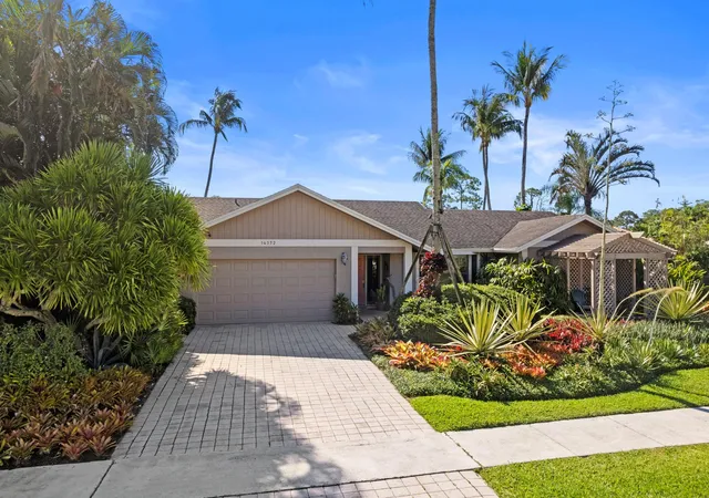Homes for sale in Wellington, FL | 14372 Horseshoe Tr, Wellington, FL 33414 | MLS# B26051071