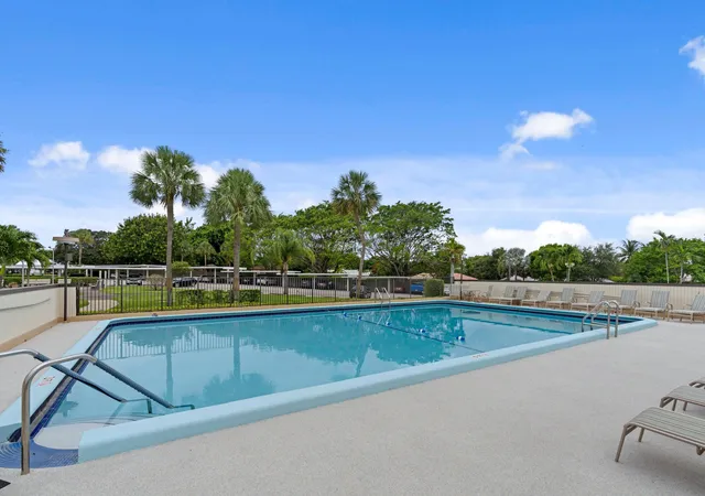 2nd image of 555 Nw 4Th Ave, Boca Raton, FL 33432