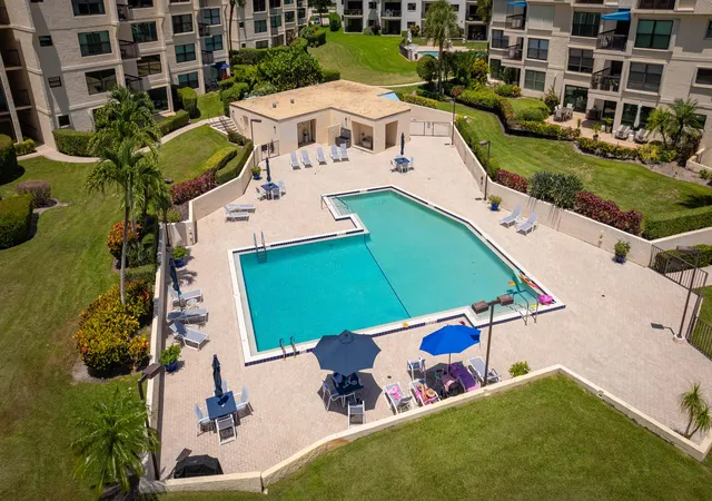 2nd image of 374 Golfview Rd, North Palm Beach, FL 33408