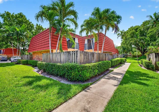Photo 1 of Townhouse for sale at 719 Nw 98th Cir, Plantation, FL 33324 | MLS# A12051285 | Listing updated on 2026-10-08
