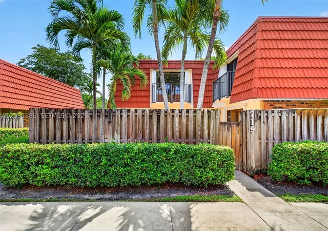 Photo 2 of Townhouse for sale at 719 Nw 98th Cir, Plantation, FL 33324 | MLS# A12051285 | Listing updated on 2026-10-08