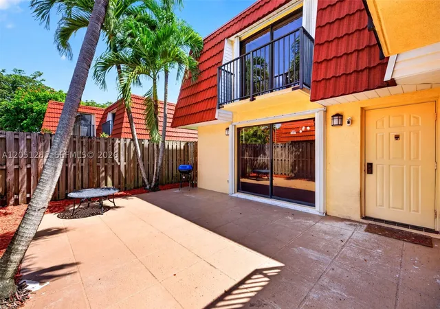 Photo 3 of Townhouse for sale at 719 Nw 98th Cir, Plantation, FL 33324 | MLS# A12051285 | Listing updated on 2026-10-08