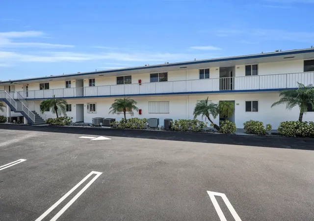 2nd image of 4 Gdn St, Tequesta, FL 33469