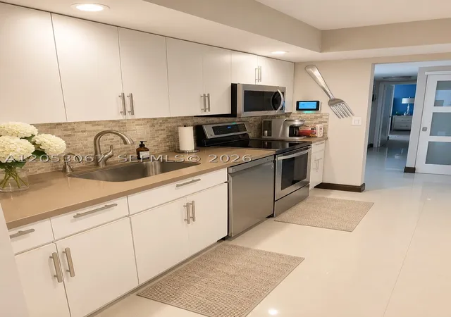 Photo 4 of Condo for sale at 1000 Parkview Dr #710, Hallandale Beach, FL 33009 | MLS# A12053067 | Listing updated on 2026-07-19