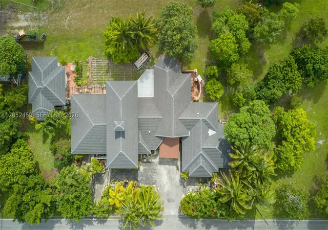 Photo 2 of Single family home for sale at 5400 Palm Tree Rd, Plantation, FL 33317 | MLS# A12052459 | Listing updated on 2026-10-05