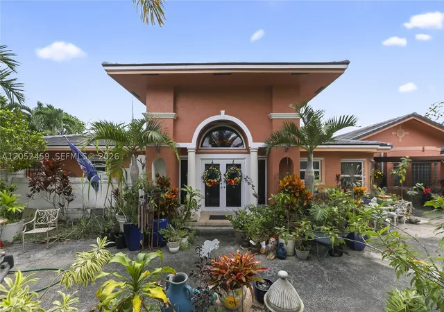 Photo 3 of Single family home for sale at 5400 Palm Tree Rd, Plantation, FL 33317 | MLS# A12052459 | Listing updated on 2026-10-05