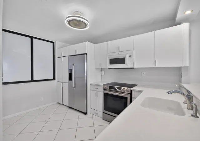 3rd image of 510 N Ocean Blvd, Pompano Beach, FL 33062