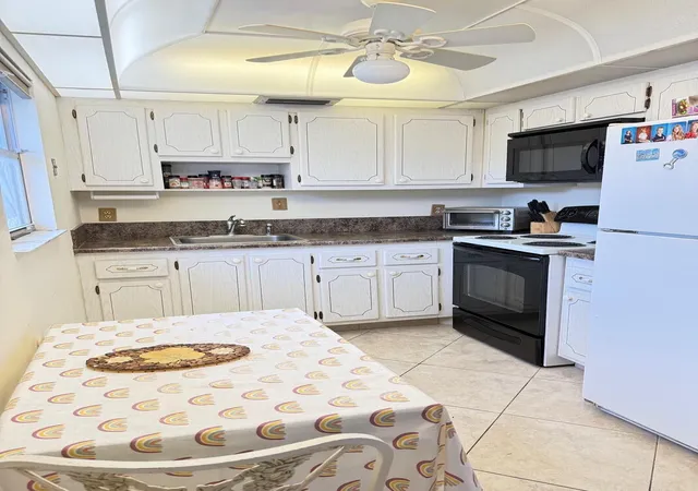 2nd image of 276 Saxony Cir, Delray Beach, FL 33446 | MLS# B26052653