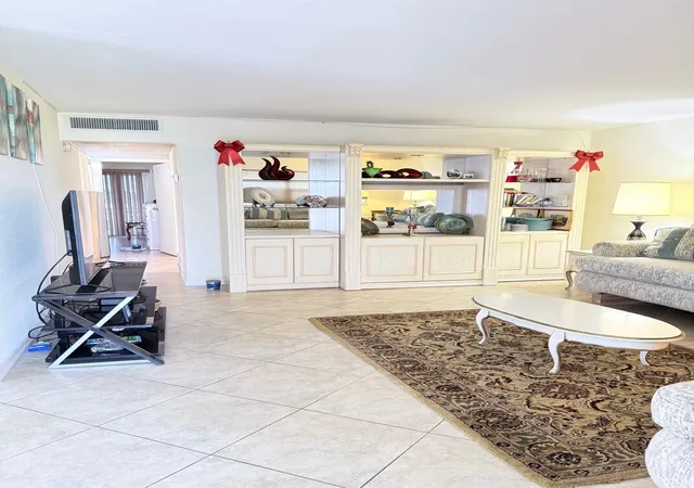 4th image of 276 Saxony Cir, Delray Beach, FL 33446 | MLS# B26052653