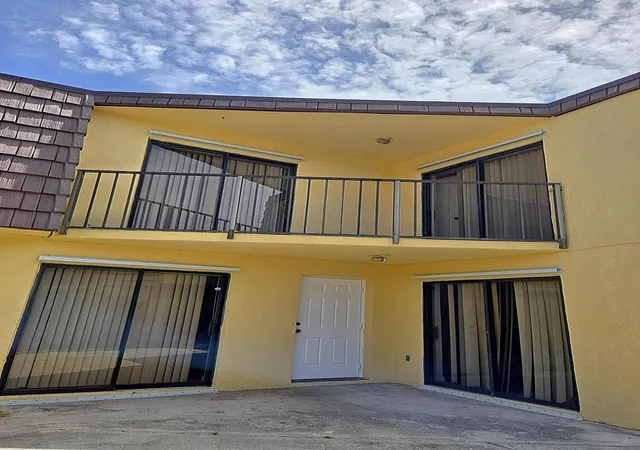 3rd image of 22 Springdale Cir, Palm Springs, FL 33461 | MLS# B26052821