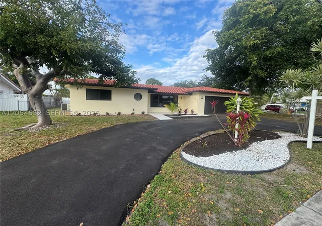 Photo 3 of Single family home for sale at 1109 Se 10th St, Deerfield Beach, FL 33441 | MLS# A12054552 | Listing updated on 2026-10-09