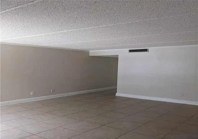 3rd image of 401 Meadows Cir, Boynton Beach, FL 33436 | MLS# B26053197