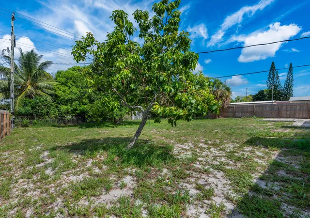 18th image of 925 S Pine St, Lake Worth, FL 33460 | MLS# B26053232