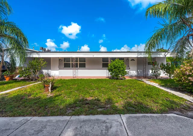 1st image of 925 S Pine St, Lake Worth, FL 33460 | MLS# B26053232