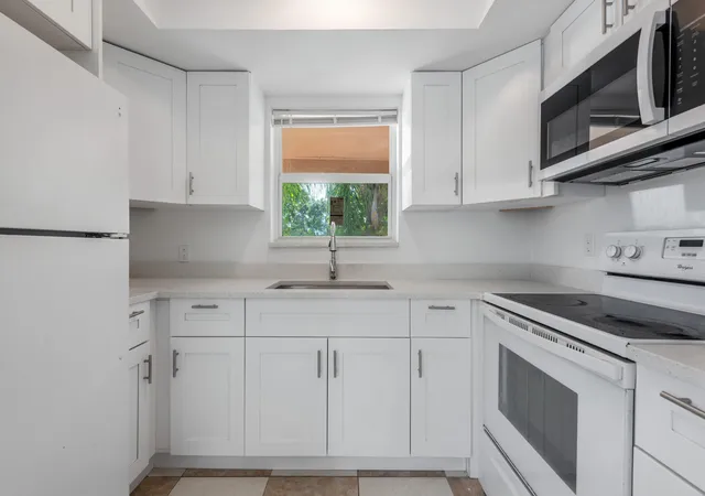 2nd image of 925 S Pine St, Lake Worth, FL 33460 | MLS# B26053232