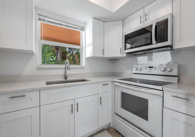 3rd image of 925 S Pine St, Lake Worth, FL 33460 | MLS# B26053232