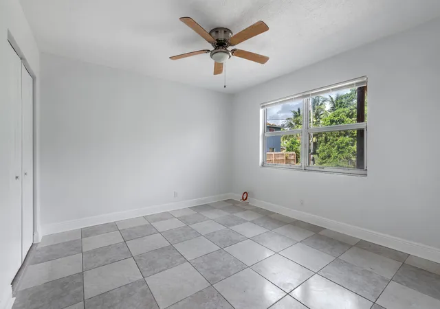 4th image of 925 S Pine St, Lake Worth, FL 33460 | MLS# B26053232