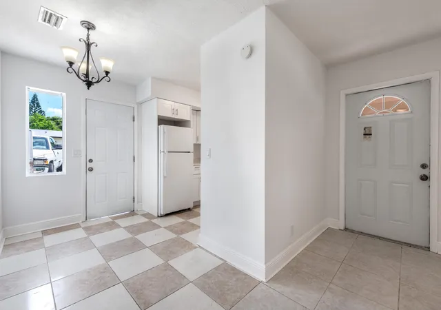 5th image of 925 S Pine St, Lake Worth, FL 33460 | MLS# B26053232