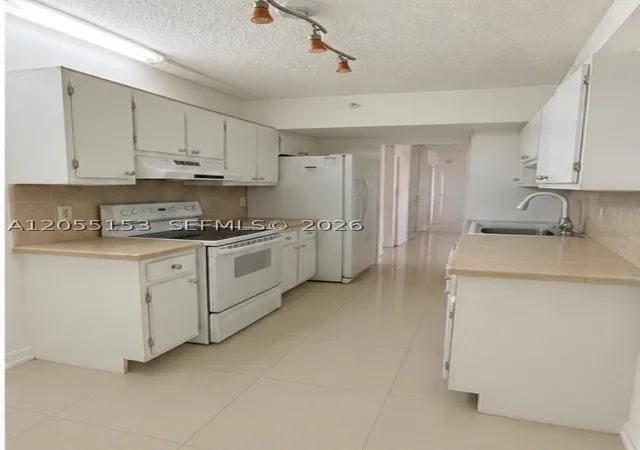 2nd image of 4001 Hillcrest Dr, Hollywood, FL 33021