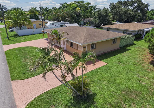 3rd image of 2100 N 57Th Ave, Hollywood, FL 33021 | MLS# B26053296