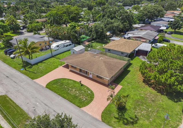 5th image of 2100 N 57Th Ave, Hollywood, FL 33021 | MLS# B26053296