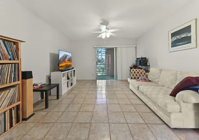 4th image of 22 Golfs Edge D, West Palm Beach, FL 33417 | MLS# B26053441