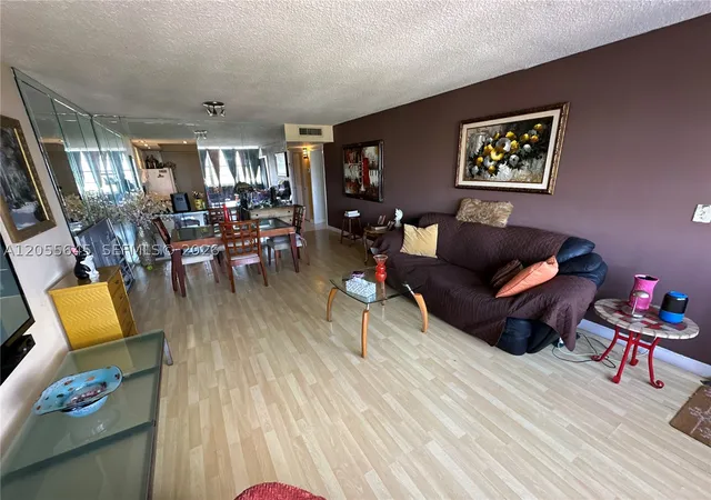 Listing Photo 3 - Condo for sale in Buckley Towers located at 1301 Ne Miami Gdns Dr, Miami, FL 33179 - Unit #1403W