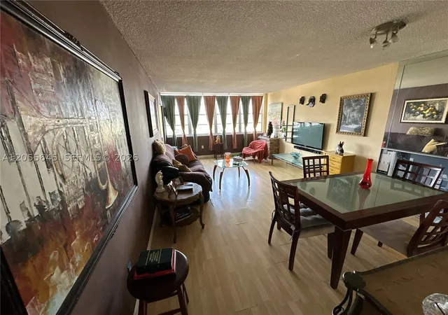 Listing Photo 4 - Condo for sale in Buckley Towers located at 1301 Ne Miami Gdns Dr, Miami, FL 33179 - Unit #1403W