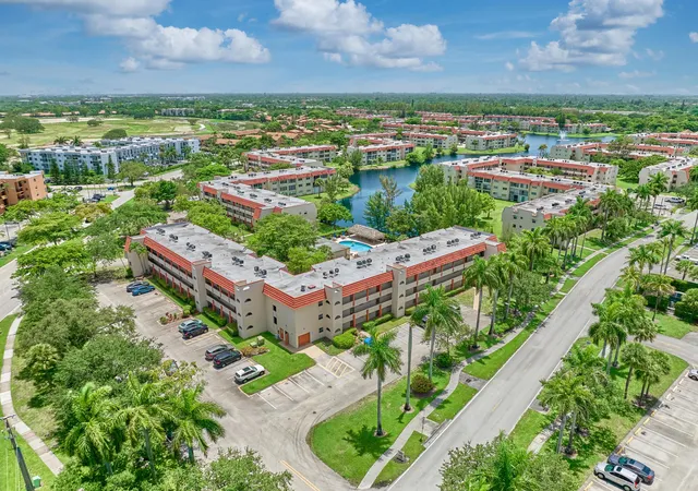 3rd image of 3091 E Sunrise Lakes Dr E, Sunrise, FL 33322