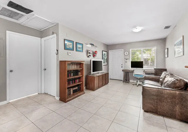 4th image of 417 Upland Rd, West Palm Beach, FL 33401 | MLS# B26053834