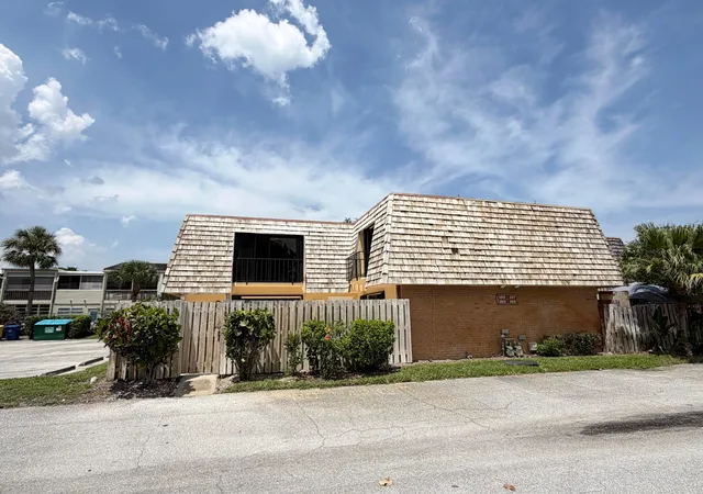3rd image of 169 Lake Arbor Dr, Palm Springs, FL 33461 | MLS# B26053912