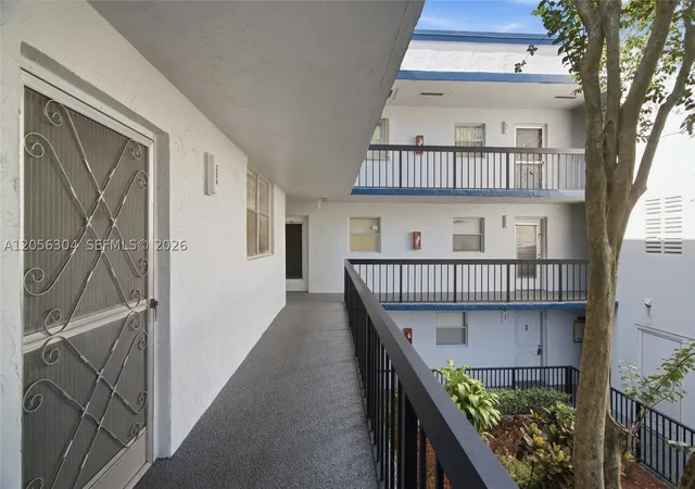 Listing Photo 2 - Condo for sale in building located at 3090 Holiday Springs Blvd, Margate, FL 33063 - Unit #204
