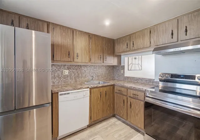 Listing Photo 4 - Condo for sale in building located at 3090 Holiday Springs Blvd, Margate, FL 33063 - Unit #204