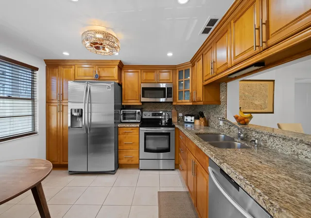 5th image of 2402 Antigua Cir #C2, Coconut Creek, FL 33066 | MLS# B26054320
