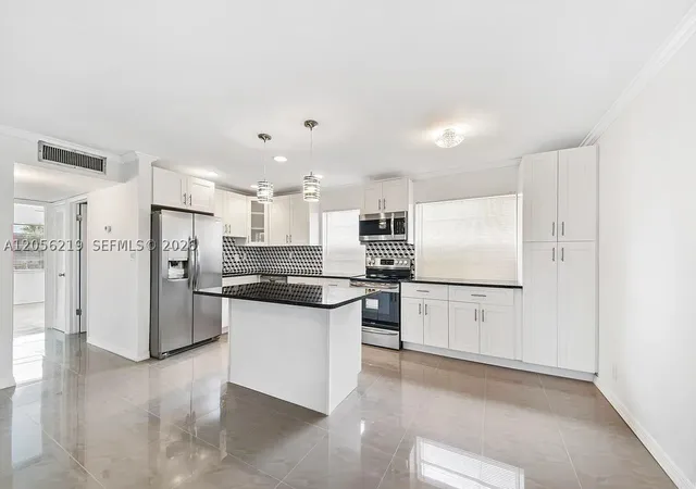 4th image of 899 S Normandy #899, Delray Beach, FL 33484 | MLS# A12056219