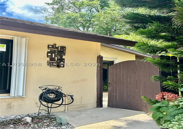 3rd image of 151 Essex Rd #4-30, Hollywood, FL 33024 | MLS# A12056958