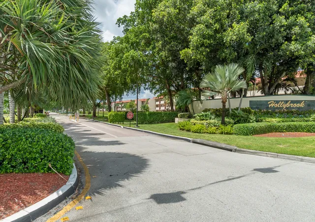 2nd image of 9823 S Hollybrook Lake Dr, Pembroke Pines, FL 33025